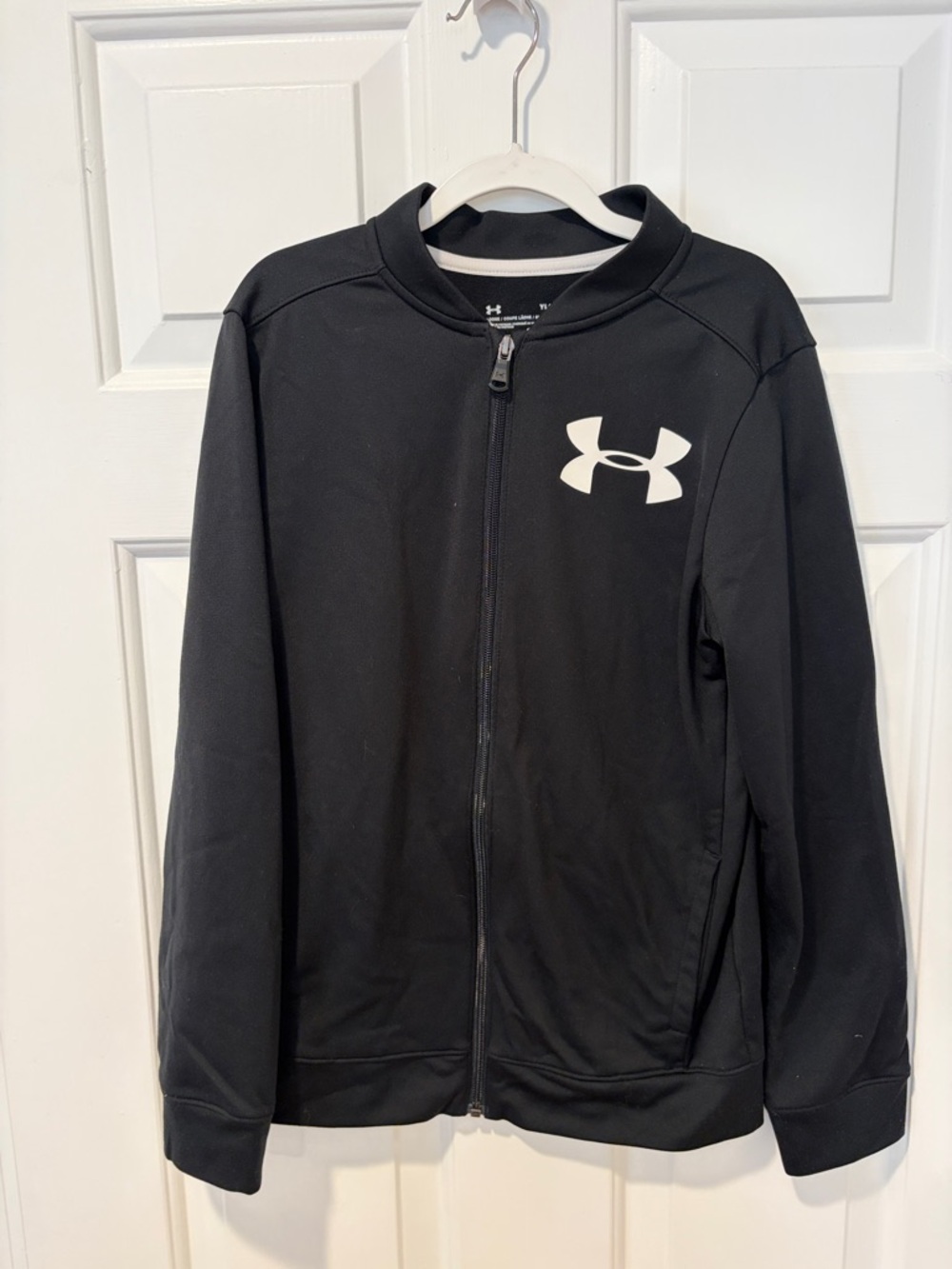 Youth large unisex black zip up jacket by under armour.